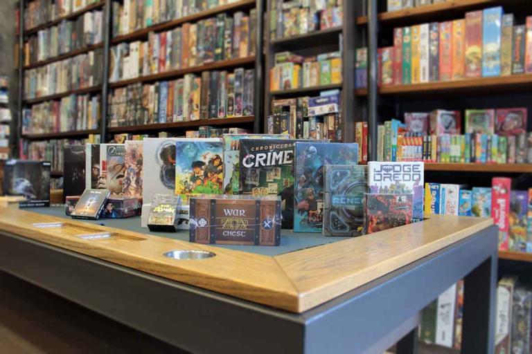 The Game Rules: Νοίκιασε, αγόρασε ή παίξε 10.000 τίτλους επιτραπεζίων στο πιο speakeasy play house του Περιστερίου