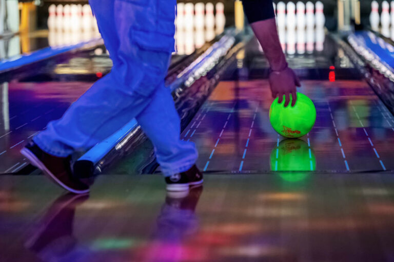 Στο Bowling Center Ilion, η έξοδος αποκτά την πιο διασκεδαστική της μορφή!