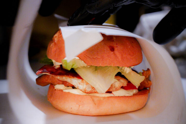 Anoka Burgers: Συγκλονιστικά burgers & pizza πρωταγωνιστούν στη street food σκηνή του Ναυπλίου