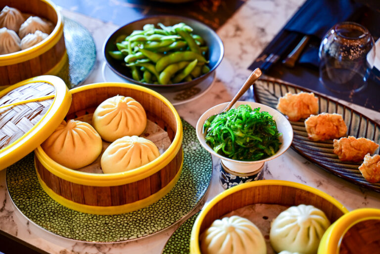 Bao Bao: Στον Κεραμεικό διαγράφεται μια νέα street food era, με εξαιρετικά baozi και ένα service robot για μια εμπειρία που δεν χάνεις! 