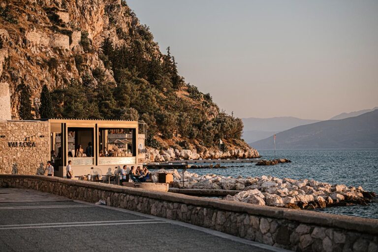 Στο Valaora, η γνήσια παραδοσιακή κουζίνα της ελληνικής υπαίθρου, αποκτά μοντέρνα μορφή, μέσα από την εμπνευσμένη οπτική του Chef Δημήτρη Παλιούρα