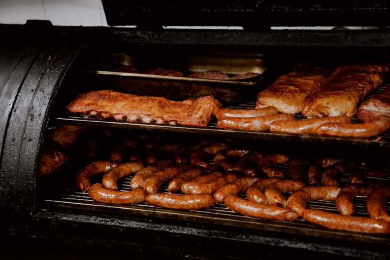 Το Po’ Boys σβήνει 7 κεριά με νέες γεύσεις και απολαυστικό άρωμα κάρβουνου