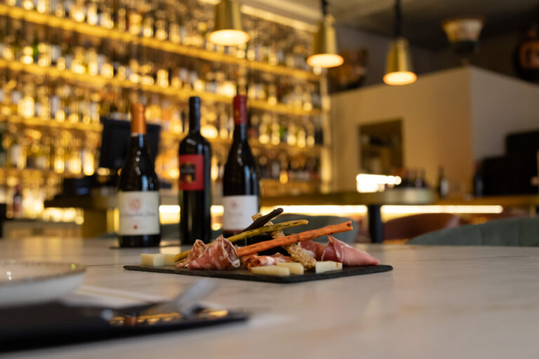 Mediterraneo Wine & Deli: Η ιστορία του κρασιού ξαναγράφεται στο Ναύπλιο