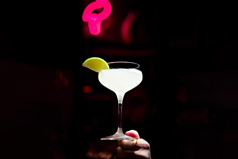 White Monkey: Διαχρονικά exotica vibes στο γκρουβάτο tiki bar του Χαλανδρίου