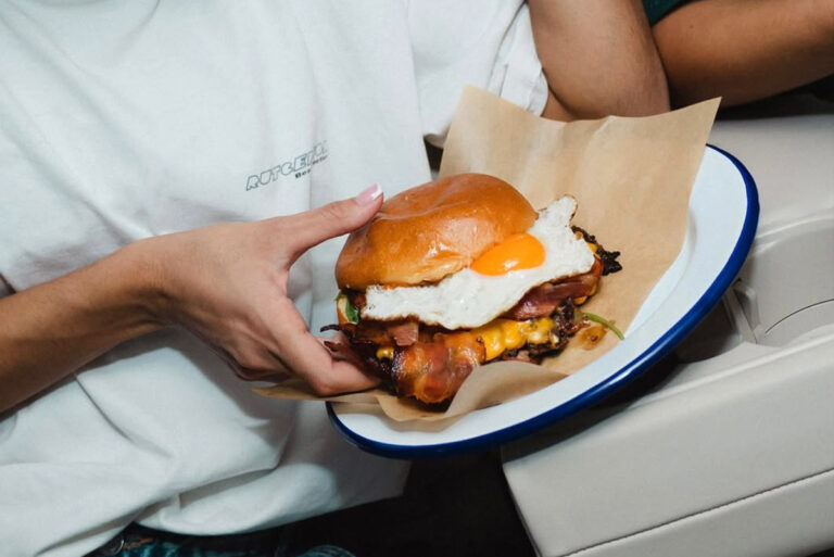 Raw Street Burger: Ο απόλυτος προορισμός για όσους παίρνουν το burger στα σοβαρά