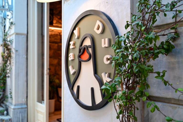 Ανατρεπτικό brunch, χαλαροί ρυθμοί κι εξαιρετικά cocktails, είναι η νέα μας εξάρτηση στο Lazy Duck