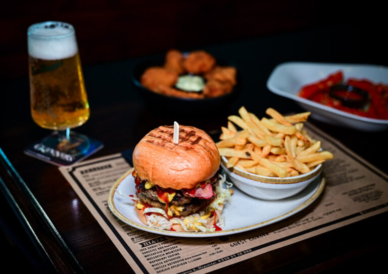 Burgers Hood: Εδώ όπου η μπύρα ρέει και τα burgers βασιλεύουν 