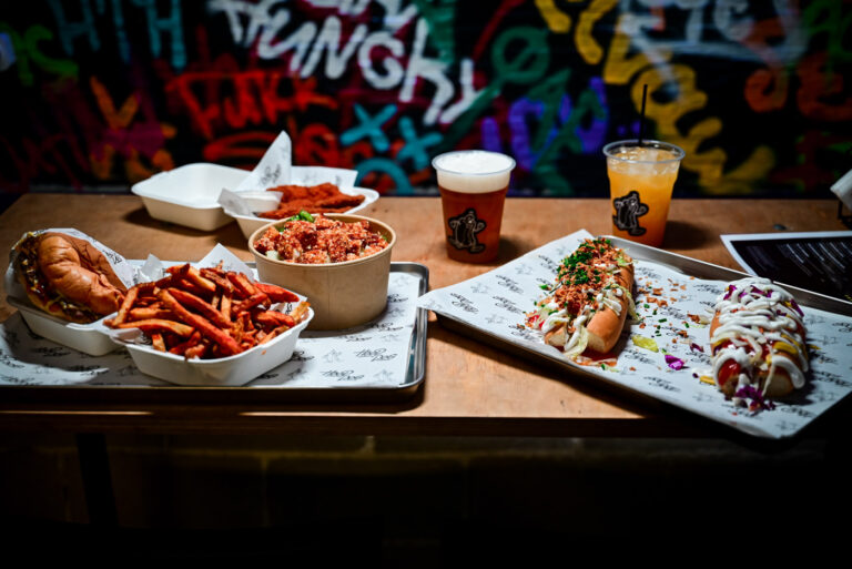 HOOD DOG: Εκεί που το street food συναντά το hip hop