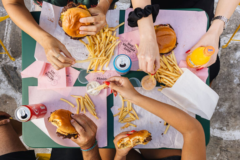 Epos Burger: Η απόβαση των πιο επικών smash burgers, από την Αντίπαρο, στη Γλυφάδα!