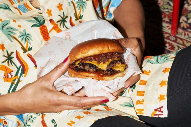 The Burger Guide 2025: Που τρώμε τα καλύτερα burgers στην Αθήνα αυτή την περίοδο