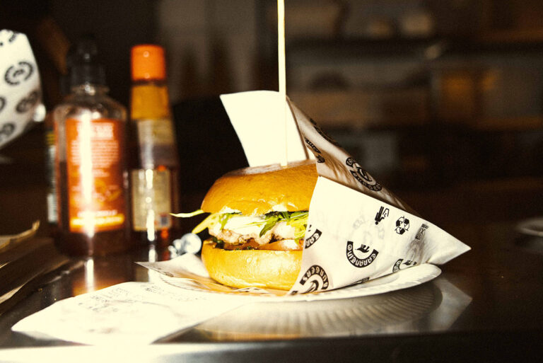 Με motto ‘keep Tarantino weird’, εδώ ξέρεις ότι θα φας κορυφαία burgers!