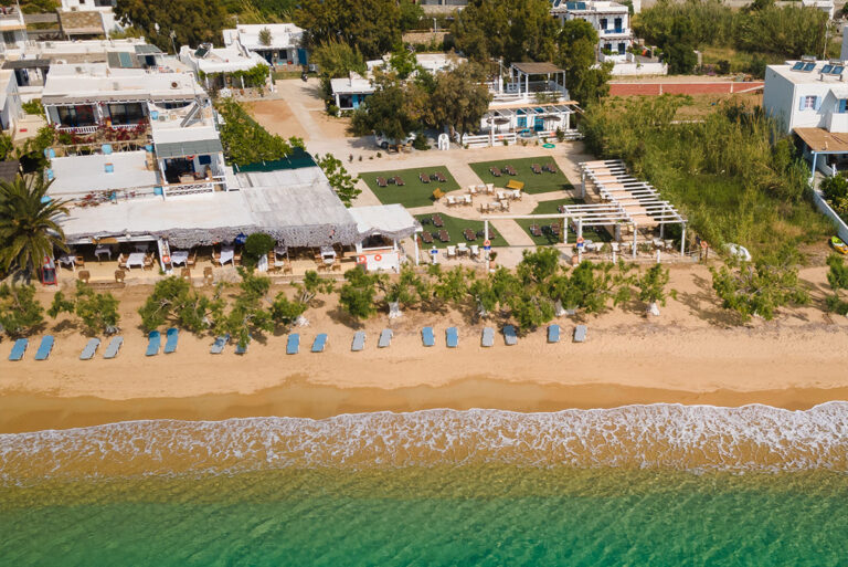 Alexandros by the Beach: Η διαμονή που σου αξίζει στο νησί των μεταλλείων 