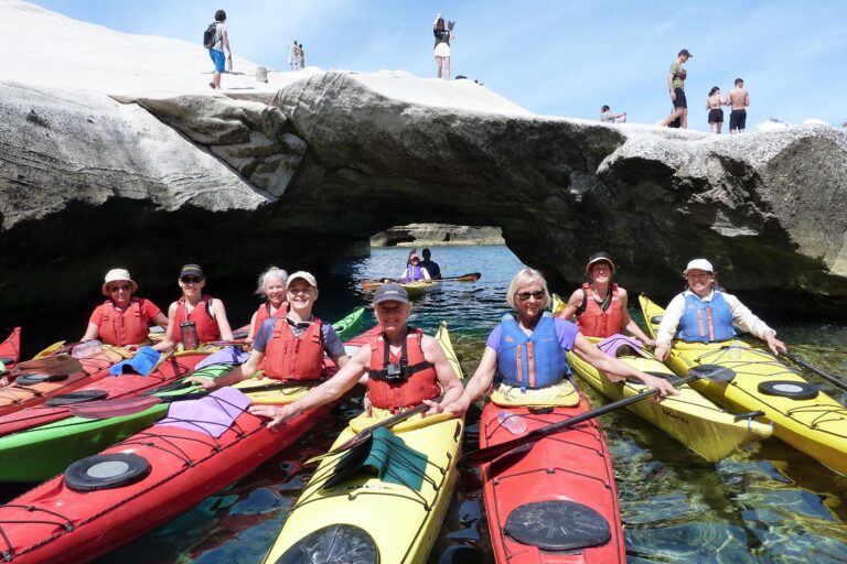 Sea Kayak – Explore Milos Package: Με ένα κουπί στη Μήλο των θαυμάτων