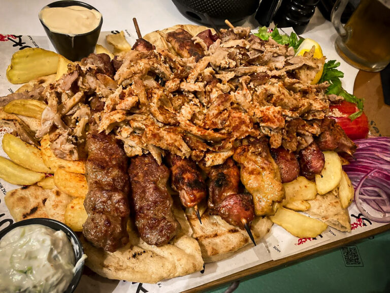 Yankos all day & Souvlaki: Τα πιο νόστιμα spots στον Αδάμαντα, όπου διασταυρώνονται οι top γεύσεις