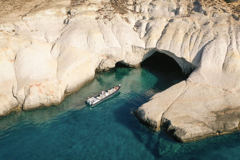 Wave Rider: Μοναδική, πολυτελής, θαλάσσια εμπειρία στη Μήλο