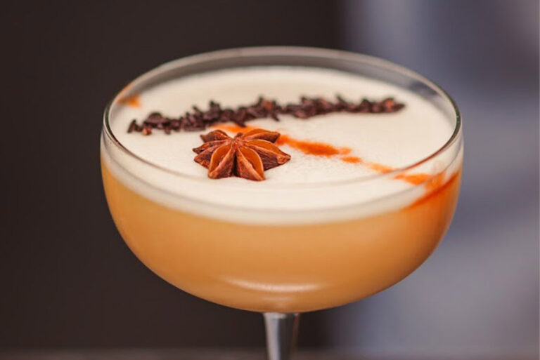 Akri Bar Milos: Cocktails και διασκέδαση στο maximum, στο bar ορόσημο που κυριαρχεί στη νυχτερινή ζωή της Μήλου από το 1995